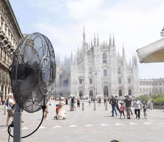 Caldo, il trucco contro l’umidità in casa usando… un cucchiaio