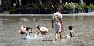 Caldo record e rischi per la salute, Pregliasco: “Afa senza tregua, lo stress termico non si recupera”
