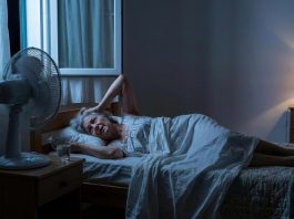 Condizionatore, alcol e sonno, i consigli del neurologo per affrontare le notti tropicali