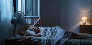 Condizionatore, alcol e sonno, i consigli del neurologo per affrontare le notti tropicali