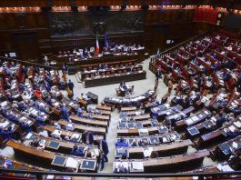 Caso Delmastro, la Camera nega l’uso delle chat: tensione in Aula