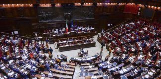 Caso Delmastro, la Camera nega l’uso delle chat: tensione in Aula