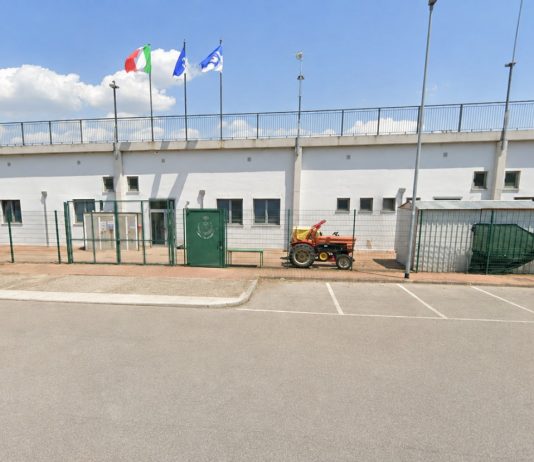 Borgo Virgilio, raid vandalico al campo sportivo: spogliatoi imbrattati di vernice blu