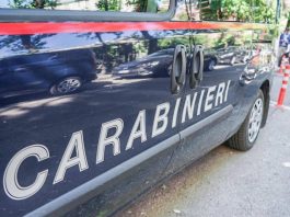 Rimprovera bambina per un calcio alla sua auto: picchiata dai genitori