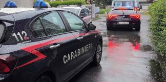 Aggredisce a colpi di martello la moglie e la figlia, arrestato 55enne a Monza: salvate dai vicini di casa