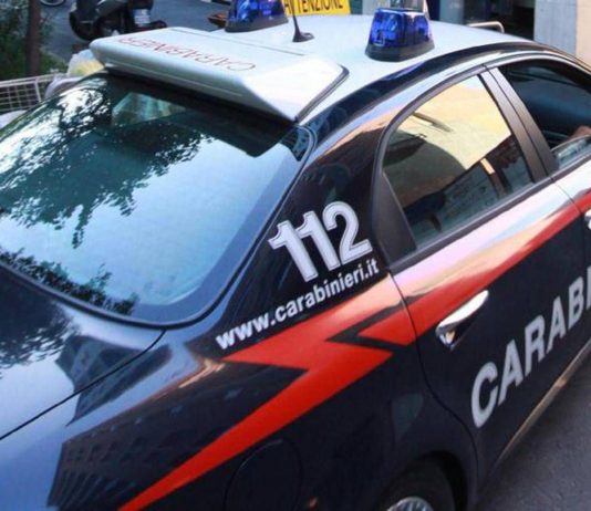 Anziana travolge due 15enni, il marito 88enne sposta l’auto e investe i carabinieri