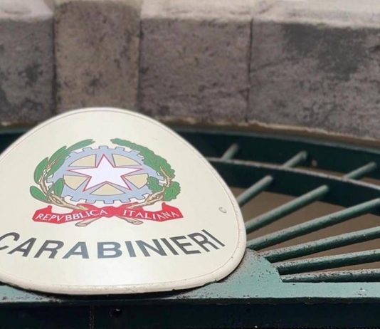 Segrega compagna e bimbo e la picchia con una mazza chiodata, orrore a Napoli