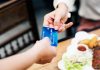 Paghi con la carta in vacanza? 10 consigli per usarla riducendo rischi e costi