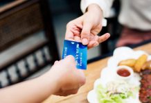 Paghi con la carta in vacanza? 10 consigli per usarla riducendo rischi e costi