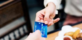 Paghi con la carta in vacanza? 10 consigli per usarla riducendo rischi e costi