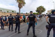 Nuovi scontri a Ceuta tra migranti e polizia, agenti sparano in aria per disperdere folla