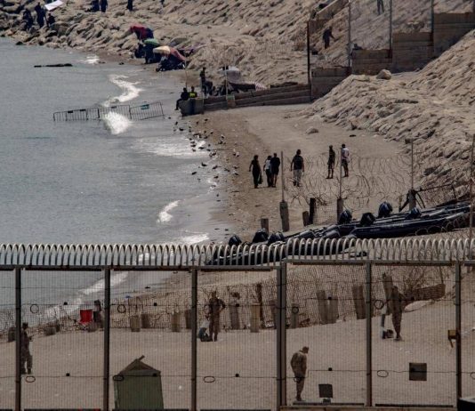 Ceuta, allerta per un nuovo assalto: il Marocco blocca centinaia di migranti