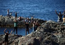 Migranti, Ue: “Controlli frontiera Italia-Spagna temporanei”. Nuovo attacco di Madrid a Roma