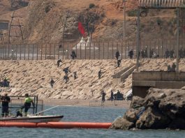 Marocco, tensione al confine: decine di migranti fermati vicino Ceuta