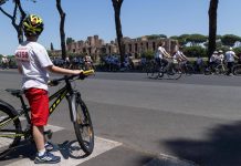 Codice della strada, da patente a 17 anni a obbligo casco e contrassegno e-bike: le 15 novità allo studio