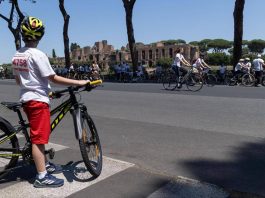 Codice della strada, da patente a 17 anni a obbligo casco e contrassegno e-bike: le 15 novità allo studio