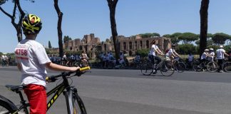 Codice della strada, da patente a 17 anni a obbligo casco e contrassegno e-bike: le 15 novità allo studio