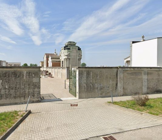 Lapidi danneggiate da ignoti al cimitero di Nosedole: indagano i carabinieri