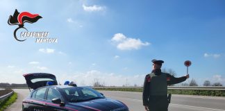 Fermato, rifiuta test alcol e droga. Ma niente ritiro patente: non l’aveva mai presa