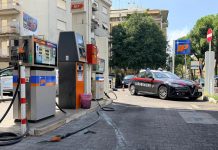 Roma, si cosparge di benzina e si dà fuoco al distributore: gravissimo un 33enne
