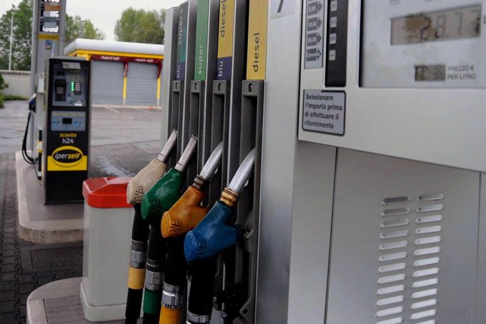 distributore_di_carburanti_dell_eni_in_via_novara
