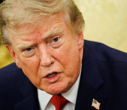 Usa-Iran, tregua scaduta. Trump minaccia l’Oman: “Se vi mettete in mezzo vi bombarderemo”