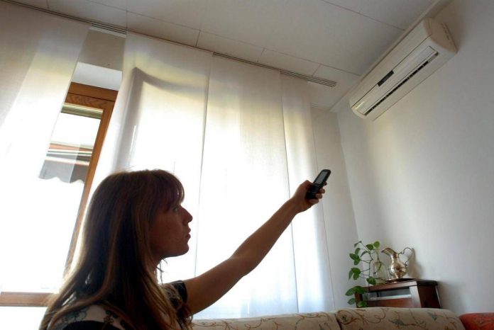 donna_ragazza_in_casa_usa_il_condizionatore_caldo