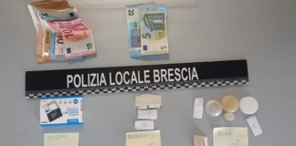 Non paga il biglietto del bus, con sè ha 400 euro e droga: arrestato