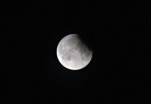 Eclissi lunare del 28 agosto, a che ora e dove vederla in Italia: la mappa e i consigli