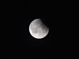 Eclissi lunare del 28 agosto, a che ora e dove vederla: i consigli