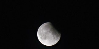 Eclissi lunare del 28 agosto, a che ora e dove vederla: i consigli
