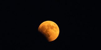 Eclissi lunare del 28 agosto, nessun rischio per gli occhi: ecco quando e dove vederla