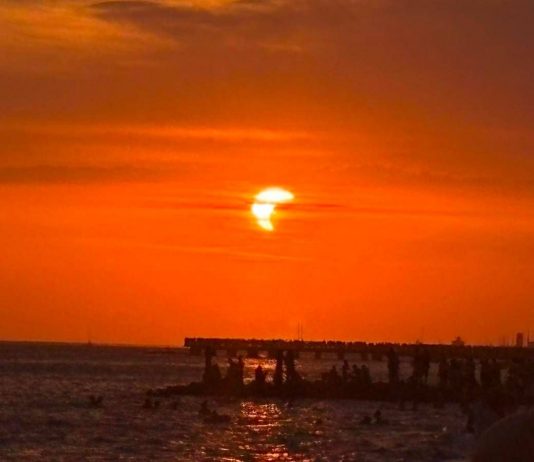Eclissi parziale di sole, lo spettacolo al tramonto nei cieli d’Italia