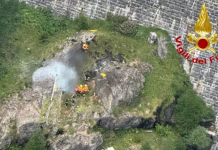 Elicottero precipita e prende fuoco in Piemonte: due morti a Ossola