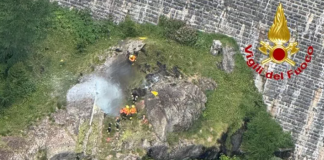 Elicottero precipita e prende fuoco in Piemonte: due morti a Ossola