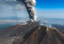 Eruzione Etna, voli in arrivo sospesi fino alle 12 all’aeroporto di Catania