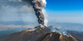 Eruzione Etna, voli in arrivo sospesi all’aeroporto di Catania