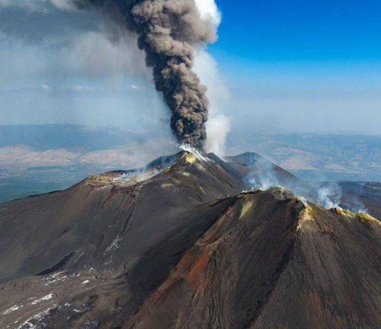Eruzione Etna, voli in arrivo sospesi fino alle 12 all’aeroporto di Catania
