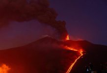 Eruzione Etna, non solo stop ai voli: arriva la stretta per salire sul vulcano