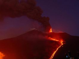 Eruzione Etna, non solo stop ai voli: arriva la stretta per salire sul vulcano