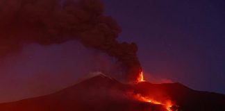 Eruzione Etna, non solo stop ai voli: arriva la stretta per salire sul vulcano