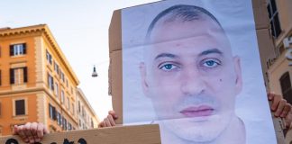Caso Fakir, parla l’uomo che aiutò gli agenti a trattenerlo a terra: “Vivo recluso per le minacce”