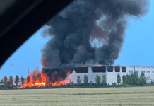 Maxi incendio a Finale Emilia, in fiamme capannone industriale. L’Ausl: “Finestre chiuse e condizionatori spenti”