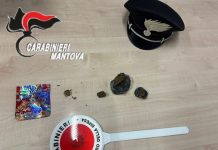 Asola, fugge all’alt dei Carabinieri: 21enne arrestato con vari involucri di hashish