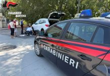 Pneumatico forato, coppia di anziani in difficoltà sulla Sabbionetana: soccorsi dai carabinieri “gommisti”