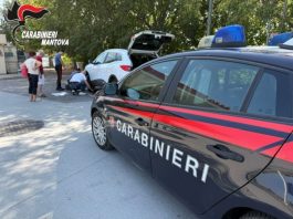 Pneumatico forato, coppia di anziani in difficoltà sulla Sabbionetana: soccorsi dai carabinieri “gommisti”