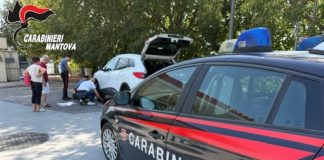 Pneumatico forato, coppia di anziani in difficoltà sulla Sabbionetana: soccorsi dai carabinieri “gommisti”