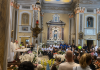 Addio a Noemi, chiesa e sagrato gremiti per l’ultimo saluto alla “Capitana per sempre”