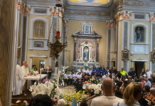 Addio a Noemi, chiesa e sagrato gremiti per l’ultimo saluto alla “Capitana per sempre”