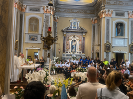 Addio a Noemi, chiesa e sagrato gremiti per l’ultimo saluto alla “Capitana per sempre”
